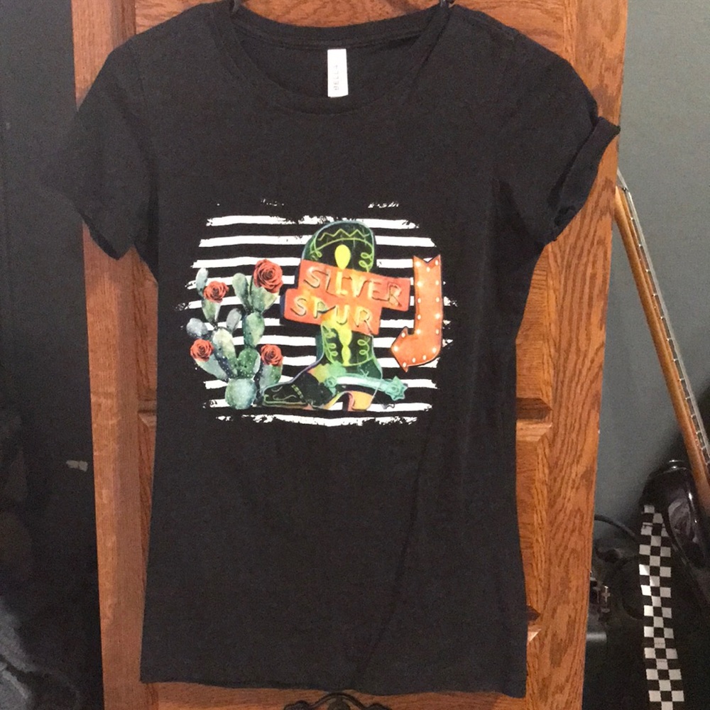 Fitted graphic tee
